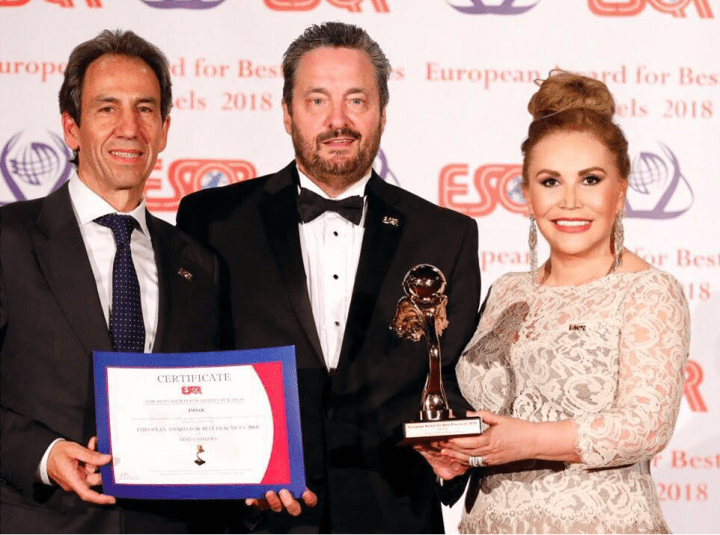 Inocencia recebendo o premio